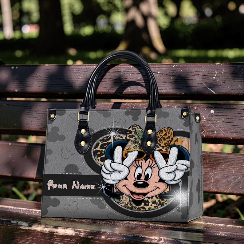 Puede incluir: Un letrero de madera r&uacute;stica con el texto "Welcome to our home" en letras blancas. El letrero presenta un acabado envejecido y un dise&ntilde;o simple y acogedor, perfecto para un porche o entrada.