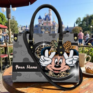 Puede incluir: Un letrero de madera r&uacute;stico con el texto "Welcome to our home" en un estilo manuscrito. El letrero rectangular tiene un acabado envejecido y un dise&ntilde;o sencillo y acogedor.