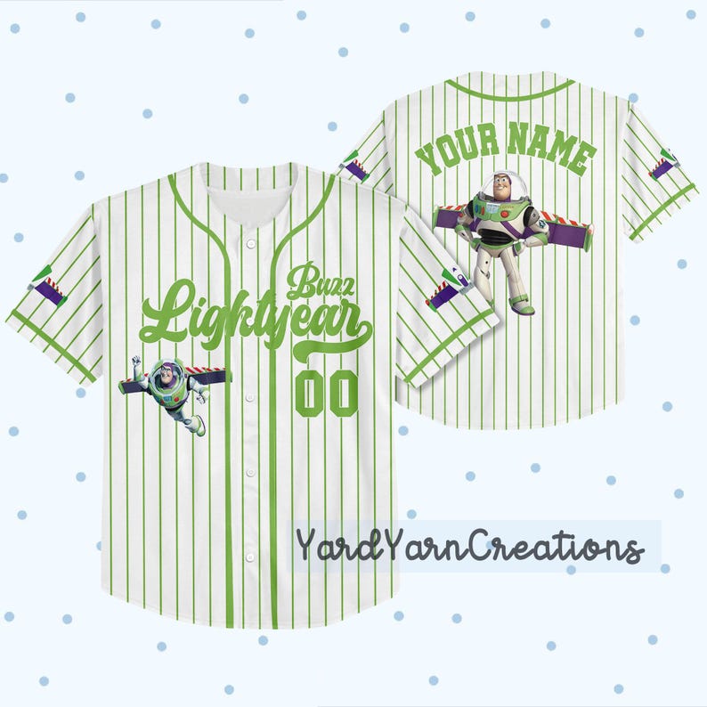 K&ouml;nnte beinhalten: Wei&szlig;-gr&uuml;nes Baseball-Trikot mit Nadelstreifen und Buzz Lightyear aus Toy Story. Das Trikot hat gr&uuml;ne Akzente, die Worte "Buzz Lightyear" und die Nummer "00" auf der Vorderseite. Auf der R&uuml;ckseite des Trikots stehen die Worte "Your Name" und eine Buzz Lightyear-Grafik.