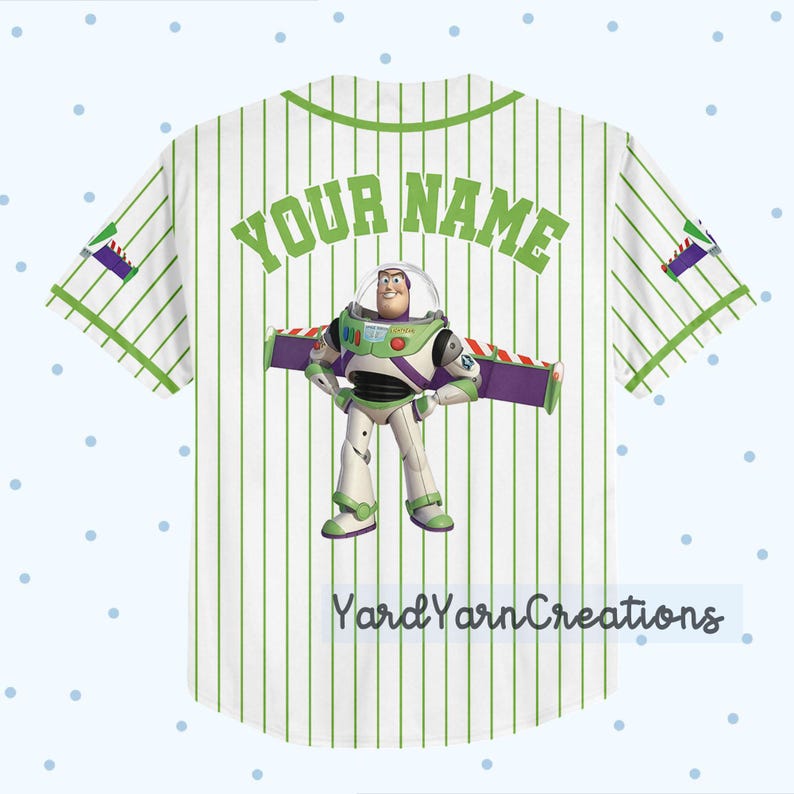 K&ouml;nnte beinhalten: Wei&szlig;es Baseball-Trikot mit gr&uuml;nen Nadelstreifen und Akzenten. Verf&uuml;gt &uuml;ber eine Buzz Lightyear-Grafik und den Text "YOUR NAME" in Gr&uuml;n. Das Trikot hat auch den Text "YardYarnCreations" unten.