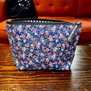 Bolsa para Projetos Rosas Rosas MÉDIA: Bolsa com zíper para tricô e crochê, Rifle Paper Co.