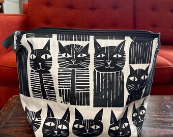Bolsa grande para proyectos de tejido y ganchillo con estampado de gatos y cremallera.
