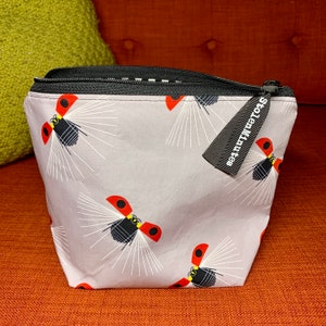 Bolsa para projeto de tricô SMALL Ladybugs in Flight, Charley Harper, meia de tricô, bolsa com zíper, bolsa para projeto de crochê, listras pretas e brancas