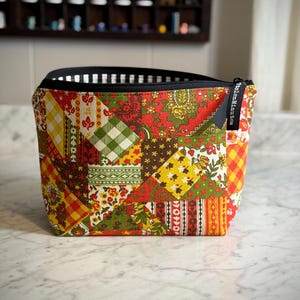 MEDIUM 70s Kitchen Wallpaper Project Bag: Crochet and Knitting Zipper Pouch in Vintage Fabric