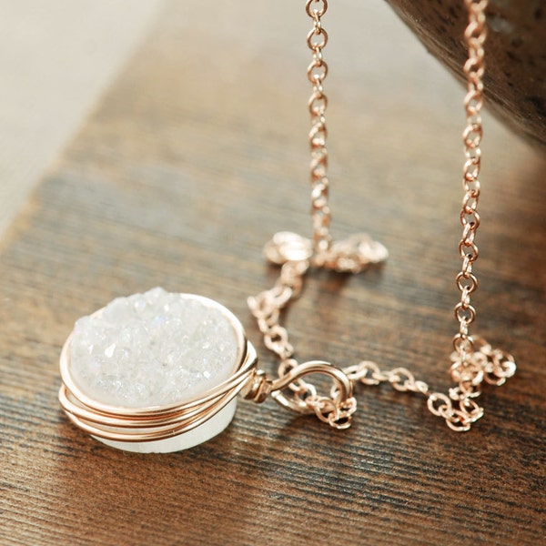 Collier druzy blanc en or rose, bijoux druzy, collier tendance en or rose 14 carats, collier superposé