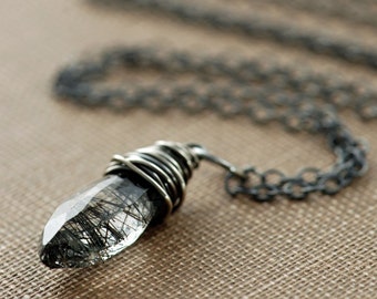 Collana, quarzo rutilato nero avvolto in argento sterling, collana con pendente fatta a mano, aubepina