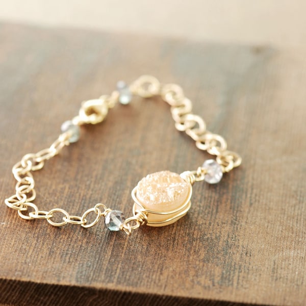 Pfirsich Druzy Gold Armband mit Petrol Edelstein Akzenten, Druzy Armband, Boho Chic Schmuck