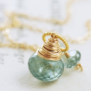 Collar de aguamarina musgosa, piedra natal de marzo, envuelto en oro de 14 k, colgante de piedra preciosa verde azulado.