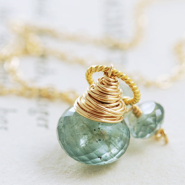 Collar de aguamarina musgosa, piedra natal de marzo, envuelto en oro de 14 k, colgante de piedra preciosa verde azulado.