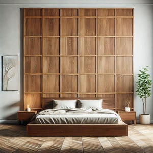 Puede incluir: Una cama plataforma de madera con una cabecera de color marrón claro y un edredón de lino beige. La cabecera está hecha de paneles de madera y está colocada contra una pared con un diseño de paneles de madera similar. Dos mesitas de noche con lámparas están a cada lado de la cama.