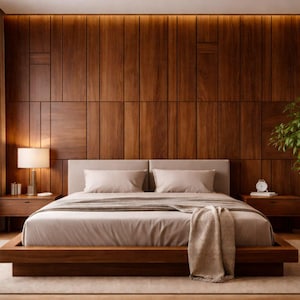 Puede incluir: Un dormitorio moderno con una cama baja de madera y ropa de cama beige. La habitación tiene una pared de paneles de madera oscura, dos mesitas de noche con lámparas y una gran planta en maceta. Una alfombra neutra cubre el suelo.