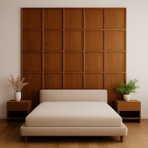 Puede incluir: Un dormitorio moderno con una cama beige y un cabecero a juego. Dos mesitas de noche de madera, cada una con un cajón y una estantería, flanquean la cama. El telón de fondo es una gran pared de madera panelada, y la habitación está decorada con plantas.
