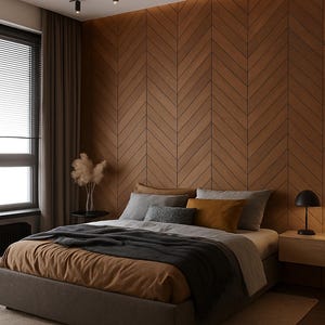 Puede incluir: Un dormitorio moderno con una cama con edredón marrón y manta gris. El cabecero es una pared de madera con un patrón de espiga. La habitación tiene una paleta de colores neutros, una alfombra y una mesita de noche con una lámpara.