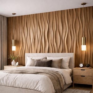 Puede incluir: Un dormitorio con una cama con cabecero, almohadas y ropa de cama de color claro. El punto focal es una pared de madera texturizada con un diseño ondulado. Dos lámparas colgantes cuelgan sobre las mesitas de noche, que son de madera. Una alfombra cubre el suelo.
