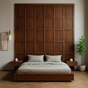 Puede incluir: Una cama plataforma de madera con una cabecera gris claro y una colcha gris claro. La cabecera está hecha de paneles de madera y está unida a la pared. Hay dos mesitas de noche a cada lado de la cama.