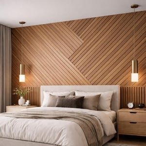 Puede incluir: Un dormitorio con una cama de color claro, almohadas y una manta beige. El cabecero está contra una pared de madera con un diseño geométrico. Dos lámparas colgantes doradas cuelgan del techo. Mesitas de noche y una alfombra completan la habitación.