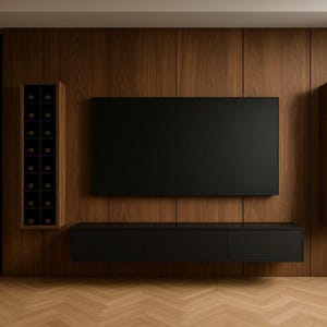 Puede incluir: Una pantalla de televisión negra montada en una pared con un acabado de madera oscura. La televisión está flanqueada por dos estantes para vino, cada uno con varios estantes para guardar botellas de vino.