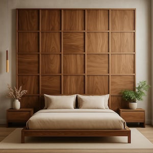 Puede incluir: Una cama con un cabecero de madera beige y un edredón de lino beige. El cabecero está hecho de paneles de madera y tiene un diseño moderno. La cama está sobre una alfombra marrón claro.