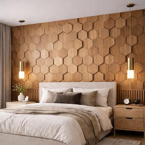 Puede incluir: Un dormitorio con una cama con cabecero y ropa de cama de color claro. El punto focal es una pared de madera con un patrón de panal. Dos lámparas colgantes cuelgan a ambos lados de la cama, y dos mesitas de noche de madera están a ambos lados de la cama.