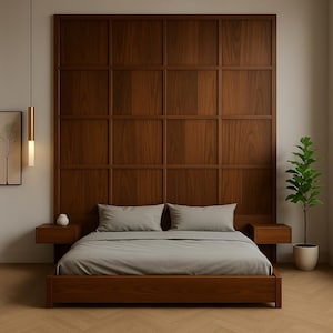 Puede incluir: Una cama tapizada en gris con cabecero y piecero de madera. El cabecero está hecho de paneles de madera con un patrón de rejilla. La cama está sobre un suelo de madera con un patrón de espiga.