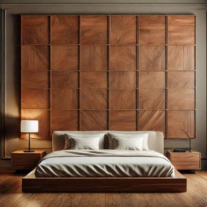 Puede incluir: Un dormitorio moderno con una cabecera de madera con un patrón de rejilla. La cama tiene un edredón blanco y dos almohadas blancas. Hay dos mesitas de noche con lámparas a cada lado de la cama.