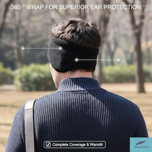 Pu&ograve; includere: Un paraorecchie nero offre copertura e calore completi. Il testo "360&deg; Wrap for Superior Ear Protection" &egrave; visibile in alto. Il paraorecchie &egrave; realizzato in un materiale morbido.