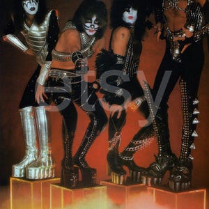 KISS Super Rare Band Standing On Cubes 1977 Loja Comercial Reimpressão 24 x 34 Pôster