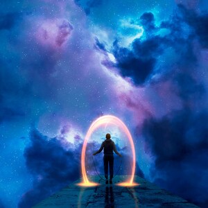 Peut inclure: Une personne se tient devant un portail lumineux sur fond de ciel étoilé rempli de nébuleuses. Le portail est encadré par une lumière orange vif, évoquant l'émerveillement et l'exploration. La palette de couleurs est dominée par le bleu, le violet et l'orange.