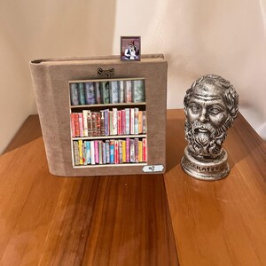 Estantería en miniatura personalizada / Rincón de libros / Regalo para amantes de los libros / Mini libros para amantes de los libros