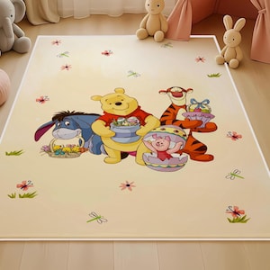 Könnte beinhalten: Ein rechteckiger, beigefarbener Teppich mit Winnie Puuh und seinen Freunden. Die Charaktere sind Winnie Puuh, Tigger, Ferkel und Eeyore, die jeweils Osterkörbe halten. Der Teppich ist mit Blumen und Libellen verziert.