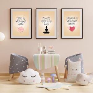 Puede incluir: Tres impresiones enmarcadas con citas motivacionales e ilustraciones. La primera impresión dice "¡Piénsalo con tu mente!" y presenta un cerebro de dibujos animados. La segunda impresión dice "¡Siéntelo con tu alma!" y presenta una silueta de una persona meditando. La tercera impresión dice "¡Créelo con tu corazón!" y presenta un corazón rojo.