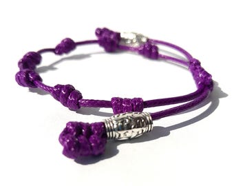 Pulsera de hilo morado 7 nudos de la suerte, amuleto de protección y bienestar. Hecha a mano, ajustable y lista para acompañarte a diario.