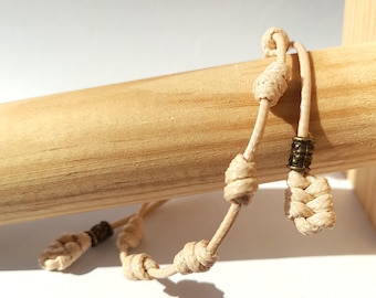 Pulsera de hilo beige 7 nudos de la suerte, amuleto de protección y bienestar. Hecha a mano, ajustable y lista para acompañarte a diario.