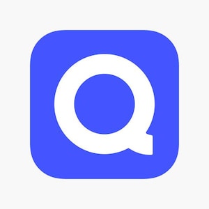 Könnte beinhalten: Ein blaues Quadrat mit einem weißen Buchstaben Q in der Mitte. Das Q ist mit einem abgerundeten Kreis und einem Schwanz stilisiert.