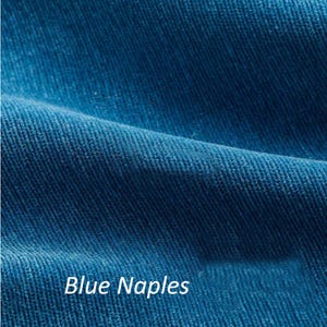 Puede incluir: Primer plano de una tela de pana azul con el texto "Blue Naples" impreso en ella.