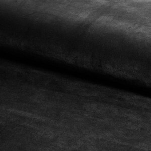 Może przedstawiać: Czarny materiał o miękkiej, aksamitnej fakturze. Materiał jest złożony na p&oacute;ł, pokazując gładką powierzchnię i delikatną fakturę materiału.