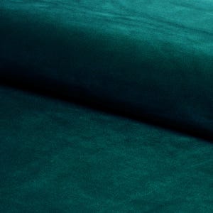 Może przedstawiać: Zbliżenie na ciemnozielony materiał o miękkiej, aksamitnej fakturze.