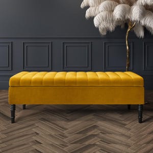 R&M Furnishers Safar Ottoman Bench with Legs, Plush Velvet Shoe Bench, End of Bed Storage Bench, Upholstered Footstool, Storage Coffee Table