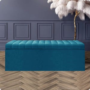 Emerald green velvet storage ottoman box with lined interior and deep storage compartment – luxury upholstered bench for bedroom or living room.