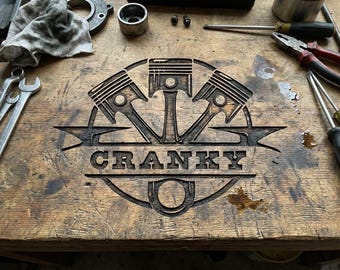 Divertente pistone meccanico irritabile SVG - File di taglio laser per cartello da garage (download digitale)