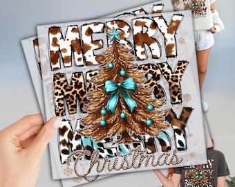 Könnte beinhalten: Ein quadratisches Weihnachtsdesign mit den Worten "MERRY CHRISTMAS" in Kuh- und Leopardenmuster. In der Mitte befindet sich ein detaillierter brauner Weihnachtsbaum mit einer blauen Schleife und Kugeln. Eine Hand hält das Design.