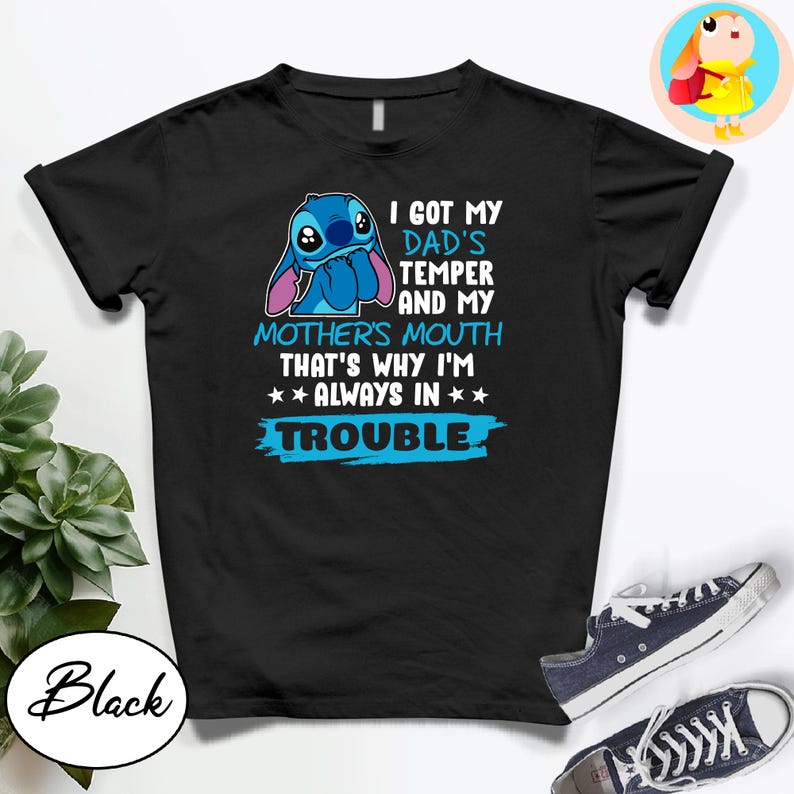 Op de afbeelding: Zwart T-shirt met een blauw stripfiguur en de tekst "I GOT MY DAD'S TEMPER AND MY MOTHER'S MOUTH THAT'S WHY I'M ALWAYS IN TROUBLE." Het shirt heeft een ronde hals en korte mouwen.
