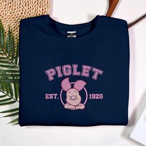 刺繍入りピグレット スウェットシャツ、クラシック くまのプーさん 大人用 ユニセックス クルーネック ピグレット刺繍入りスウェットシャツ プーさんと仲間たち シャツ