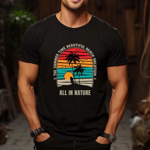 Puede incluir: Una camiseta negra con un diseño gráfico colorido que presenta una puesta de sol, palmeras y una tabla de surf. El texto en el gráfico dice "The Summer Time Beautiful Beach Vacation 2023 All In Nature".