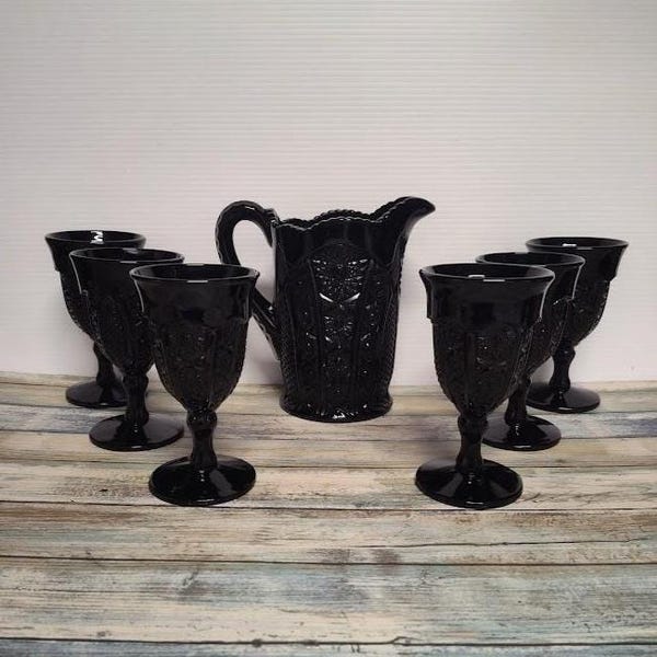 Juego de 7 piezas de jarra vintage de cristal de Indiana con diseño exclusivo de Tiara, margaritas y monarca con paneles negros, y 6 copas de vino y agua.