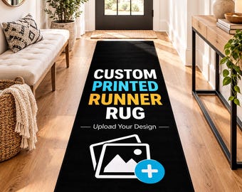 Puede incluir: Una alfombra pasillera rectangular larga de color negro con el texto blanco CUSTOM, el texto azul PRINTED, el texto amarillo RUNNER y el texto blanco RUG. Debajo dice Upload Your Design con un icono blanco de dos fotos y un signo más azul.