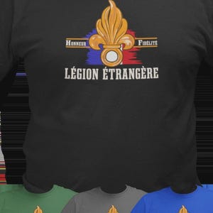 Peut inclure: Une collection de t-shirts noirs, verts, gris et bleus arborant un emblème de grenade enflammée dorée au-dessus du texte "LÉGION ÉTRANGÈRE" avec les mots "HONNEUR" et "FIDÉLITÉ" de chaque côté, sur un fond aux couleurs du drapeau tricolore.