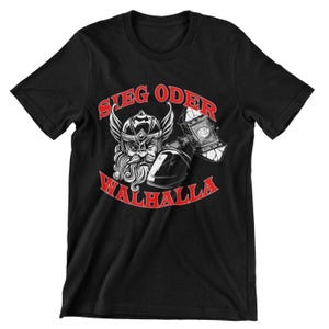 Könnte beinhalten: Schwarzes T-Shirt mit einer Grafik eines Wikingerkriegers mit Helm und Hammer. Der Text "SIEG ODER WALHALLA" ist in Rot über und unter dem Krieger angeordnet. Das Design ist eine auffällige, zweifarbige Illustration.