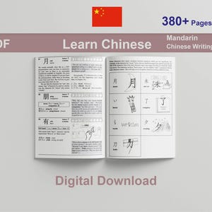 Può includere: Un libro in bianco e nero con il titolo "Impara il cinese" e il testo "Oltre 380 pagine Sistema di scrittura cinese mandarino". Il libro è aperto a una pagina con caratteri cinesi e diagrammi dell'ordine dei tratti.