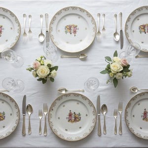 Peut inclure: Une tasse en céramique blanche avec une anse noire et l'inscription "But First, Coffee" en gras noir. La tasse est posée sur un fond flou, suggérant un cadre chaleureux.